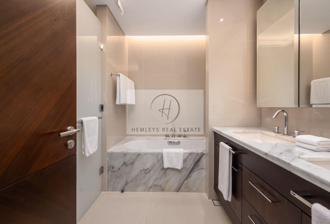 Premium Unit | Burj View | Luxury Living photo 12