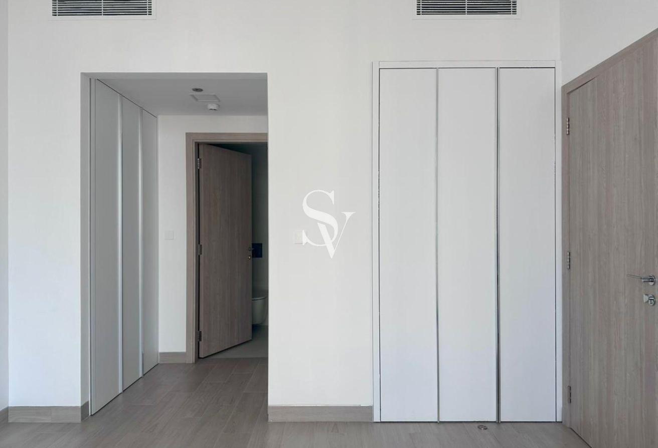 Brand New | Park Facing | Near Exit | White Goods photo 4