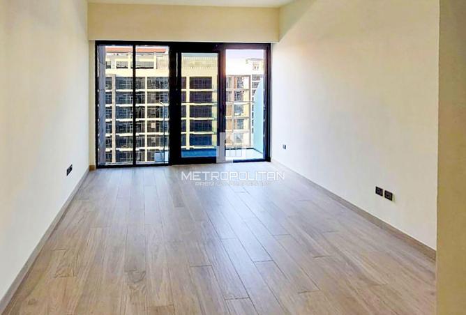 Vacant Studio | Bright Interiors | Modern Layout