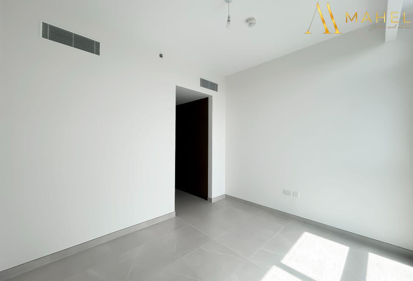 3+Maids | Family Living | Canal front | Brand new photo 10