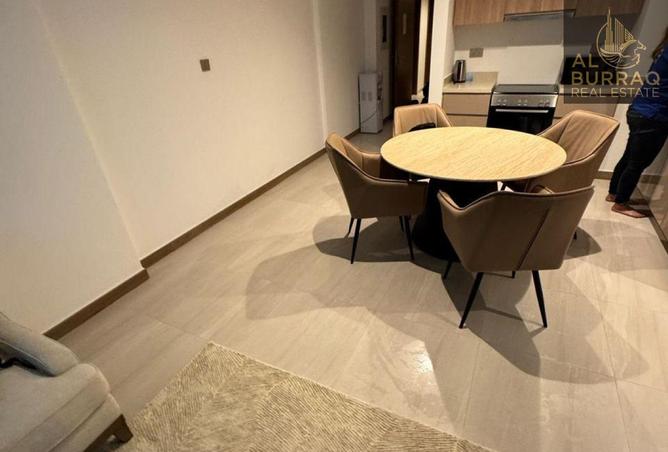 Modern Elegance Stylish City Living in Comfort photo 2