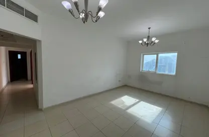 شقة - 2 غرف نوم - 2 حمامات للايجار في الممزر بلازا - شارع التعاون - التعاون - الشارقة