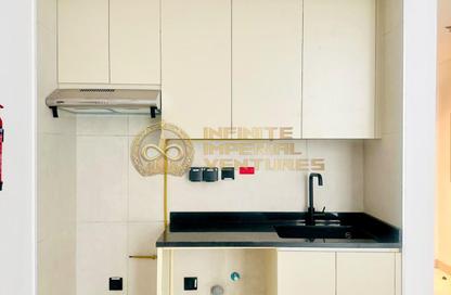 Whole Building - Studio - 1 for rent in Ayhaco 7 - Jumeirah Garden City - Al Satwa - Dubai