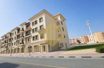سكن عمال - استوديو - 8 حمامات للايجار في بناية ك11 - طراز يوناني - المدينة العالمية - دبي