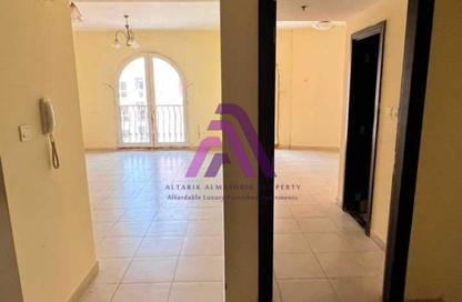 شقة - غرفة نوم - 2 حمامات للايجار في برايم ريزيدنس 2 - طراز أسباني - المدينة العالمية - دبي