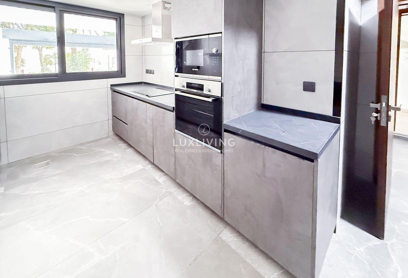 Upgraded | Private Garden | Vacant photo 8