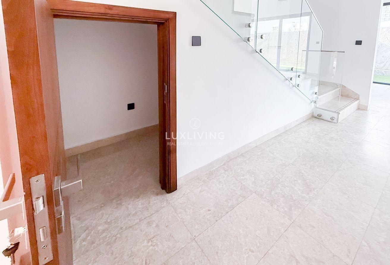 Upgraded | Private Garden | Vacant photo 5