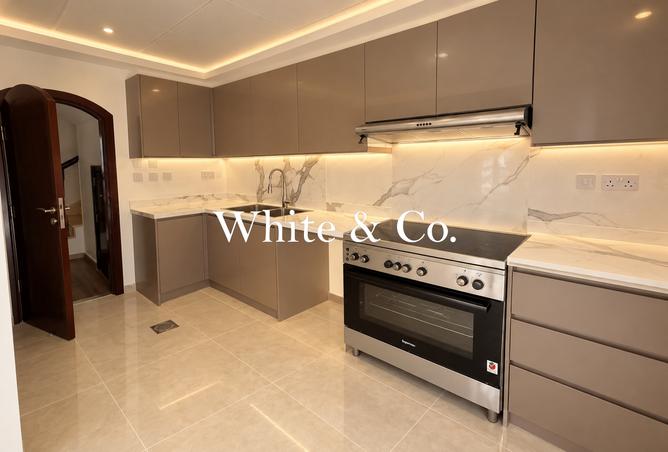 Vacant Now | Upgraded Kitchen | Landscaped photo 2