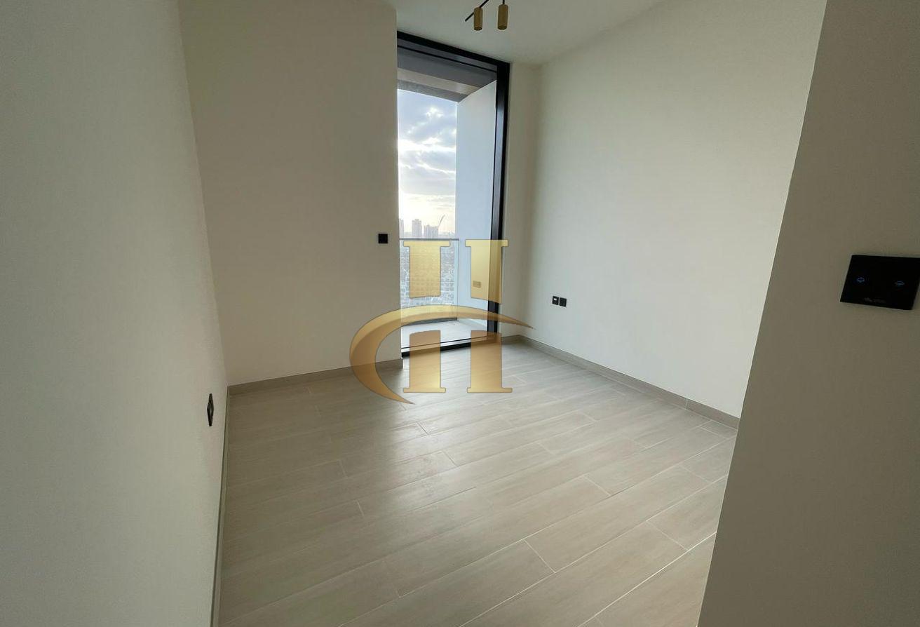 Elegant | Luxury living | Spacious | Vacant photo 4