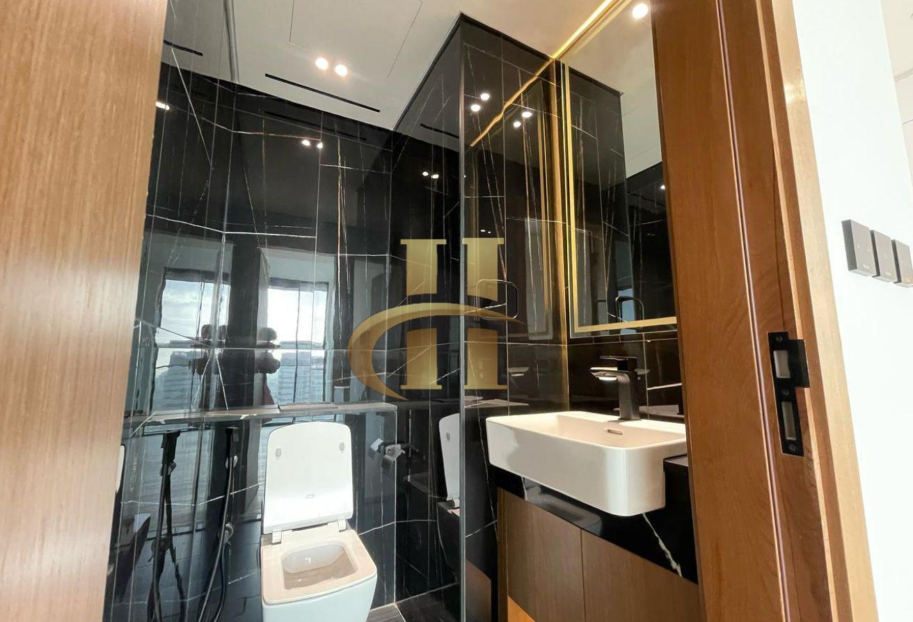 Elegant | Luxury living | Spacious | Vacant photo 12