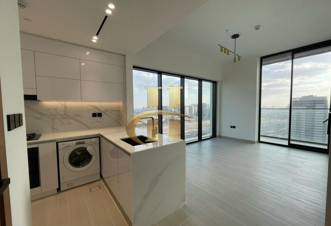 Elegant | Luxury living | Spacious | Vacant photo 8
