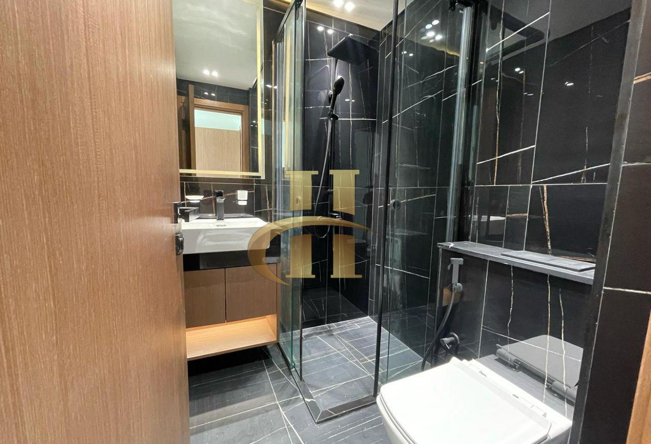 Elegant | Luxury living | Spacious | Vacant photo 11