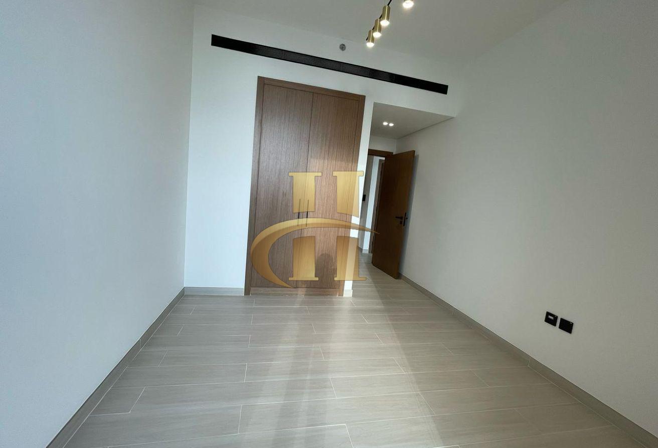 Elegant | Luxury living | Spacious | Vacant photo 5