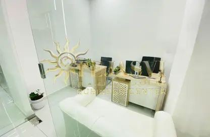 Office Space - Studio - 1 Bathroom for rent in Red Avenue - Al Garhoud - Dubai
