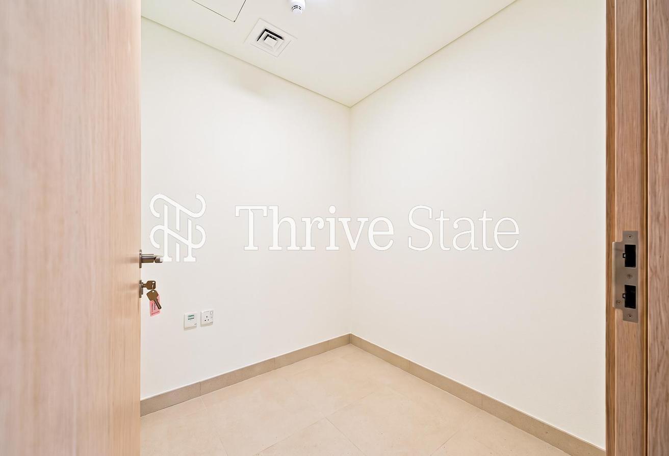 Stunning Full Golf Views | Vacant Now | Spacious photo 28