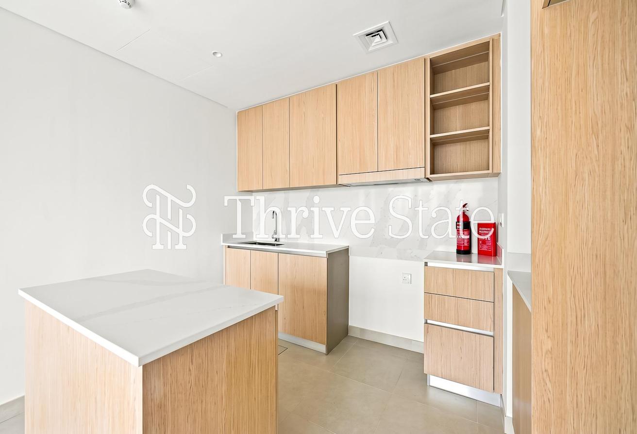 Stunning Full Golf Views | Vacant Now | Spacious photo 10