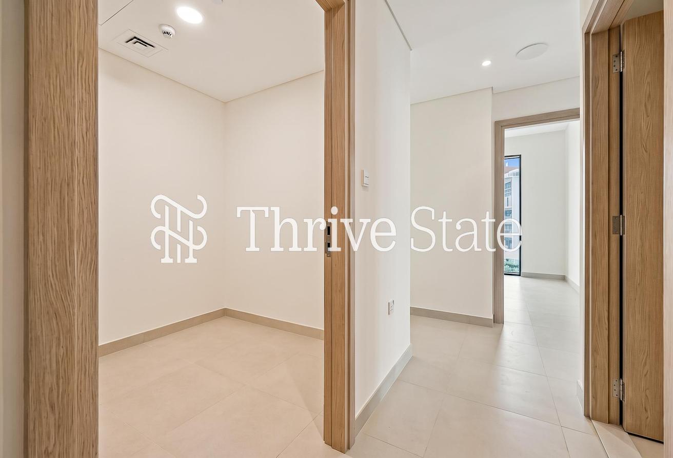 Stunning Full Golf Views | Vacant Now | Spacious photo 27