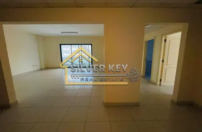 شقة - 2 غرف نوم - 2 حمامات للايجار في السور - القاسمية - الشارقة