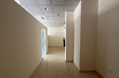 متجر - استوديو - 1 حمام للايجار في Y23 - طراز إنجليزي - المدينة العالمية - دبي