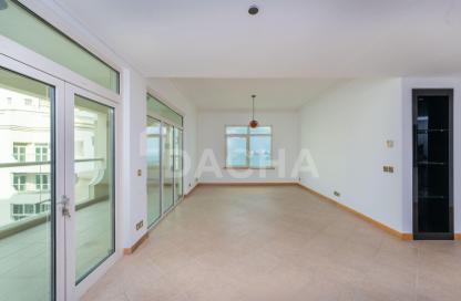 Apartment - 3 Bedrooms - 3 Bathrooms for rent in Jash Falqa - Shoreline Apartments - Palm Jumeirah - Dubai