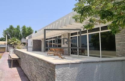 Villa - Studio - 3 Bathrooms for rent in Jumeirah 1 - Jumeirah - Dubai
