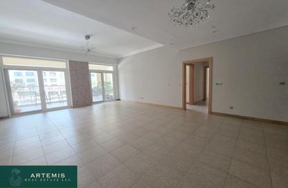Apartment - 2 Bedrooms - 2 Bathrooms for rent in Al Anbara - Shoreline Apartments - Palm Jumeirah - Dubai