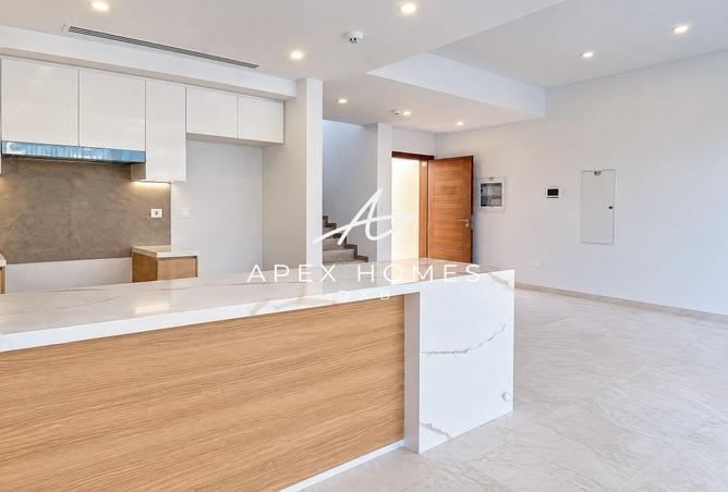 Vacant | Single Row | Close To Amenties