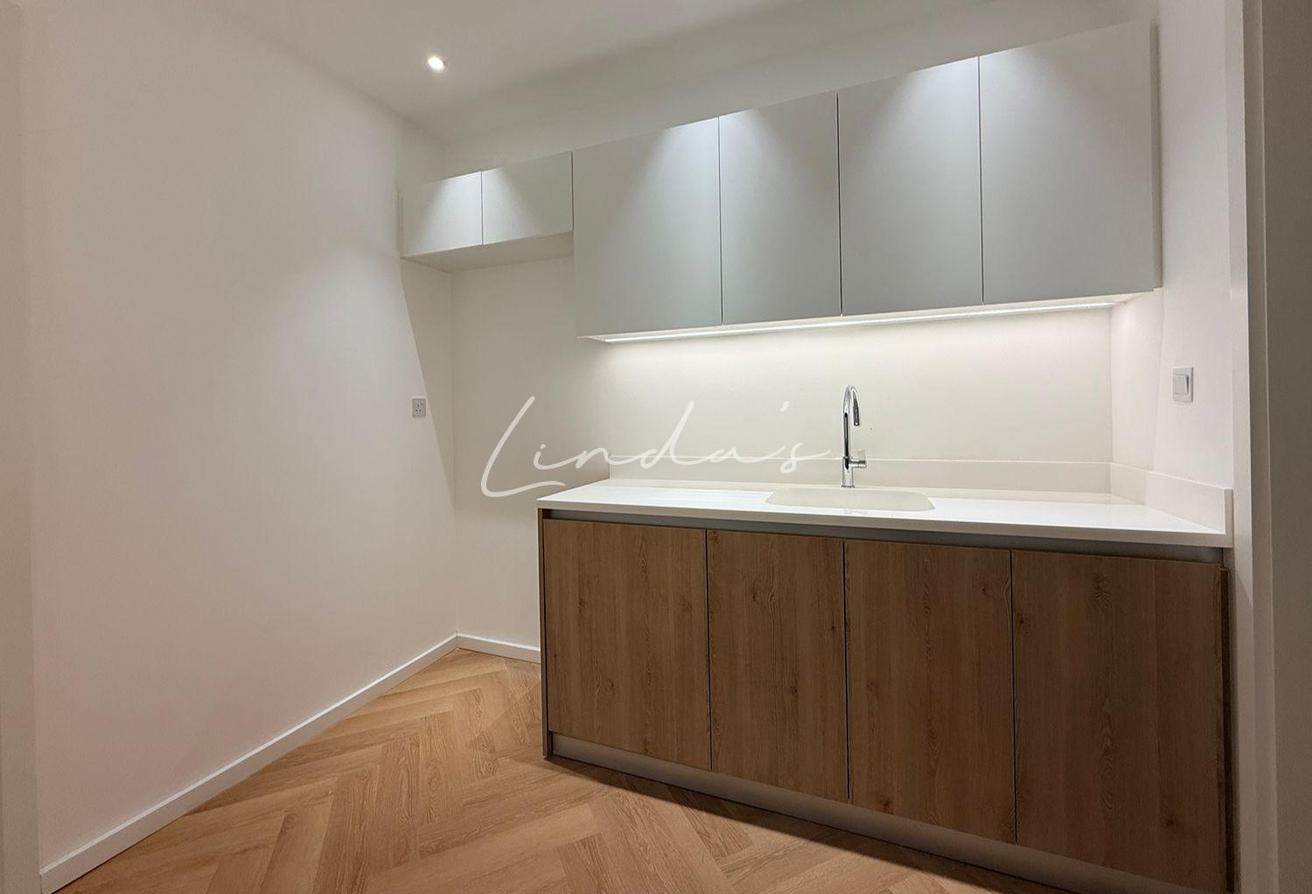 One Bedroom | Built-In Appliances photo 9