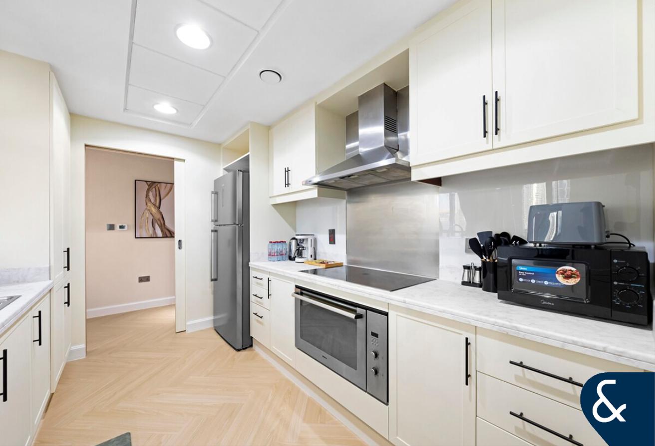 Vacant Now | Furnished | Incredible Views photo 9
