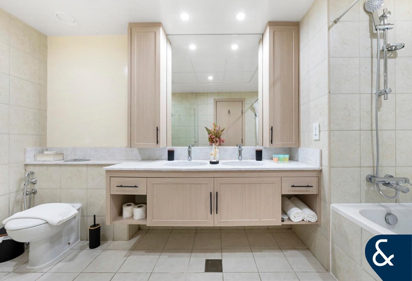 Vacant Now | Furnished | Incredible Views photo 17