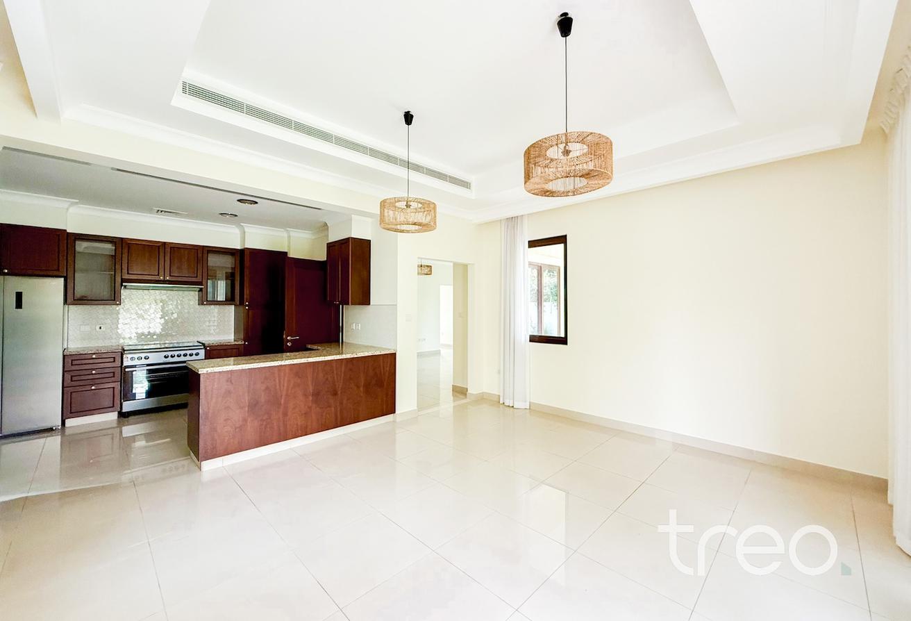 Vacant | Large Landscaped Garden | Near Pool photo 6