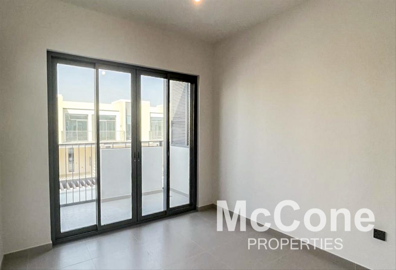 Vacant | Spacious Layout | Exclusive photo 7