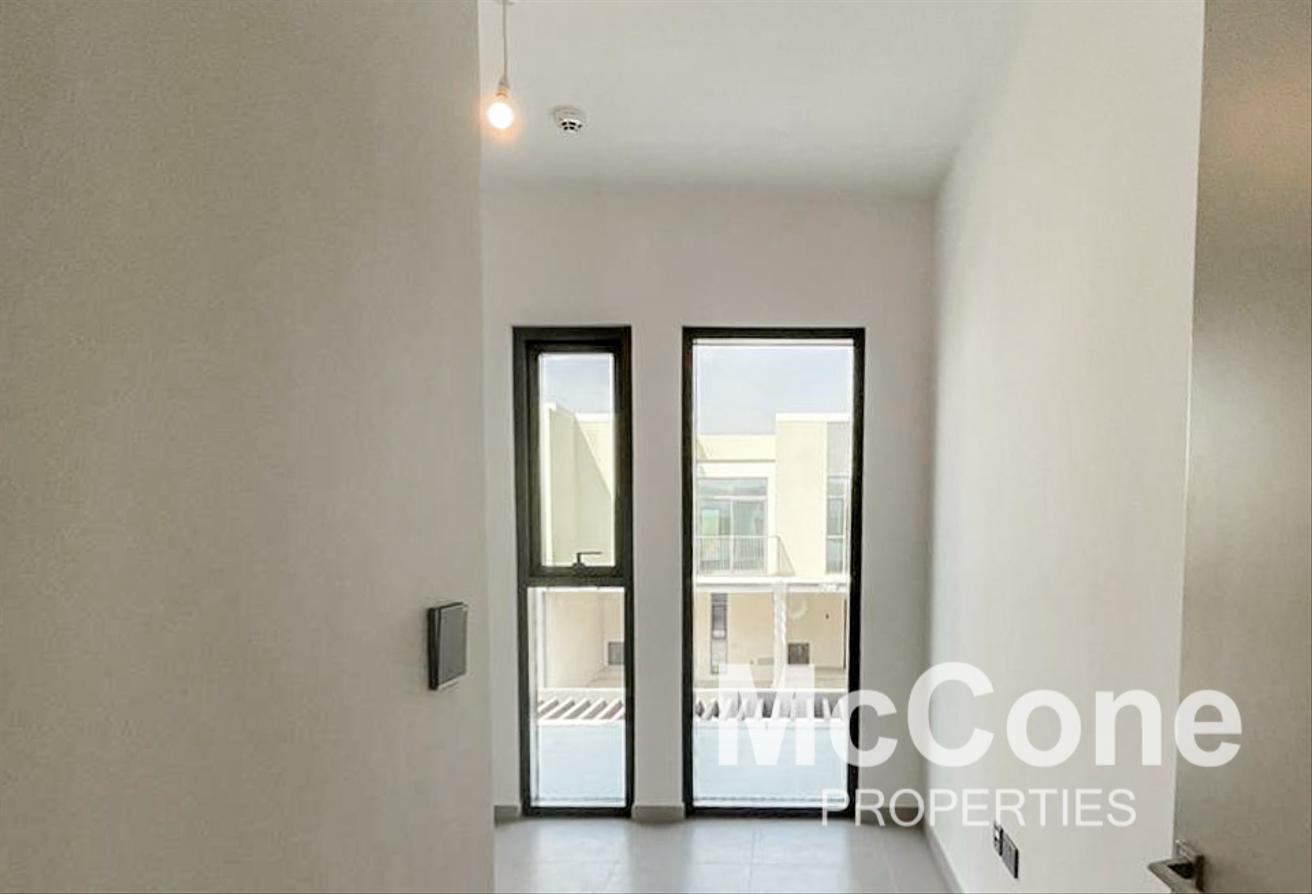 Vacant | Spacious Layout | Exclusive photo 11