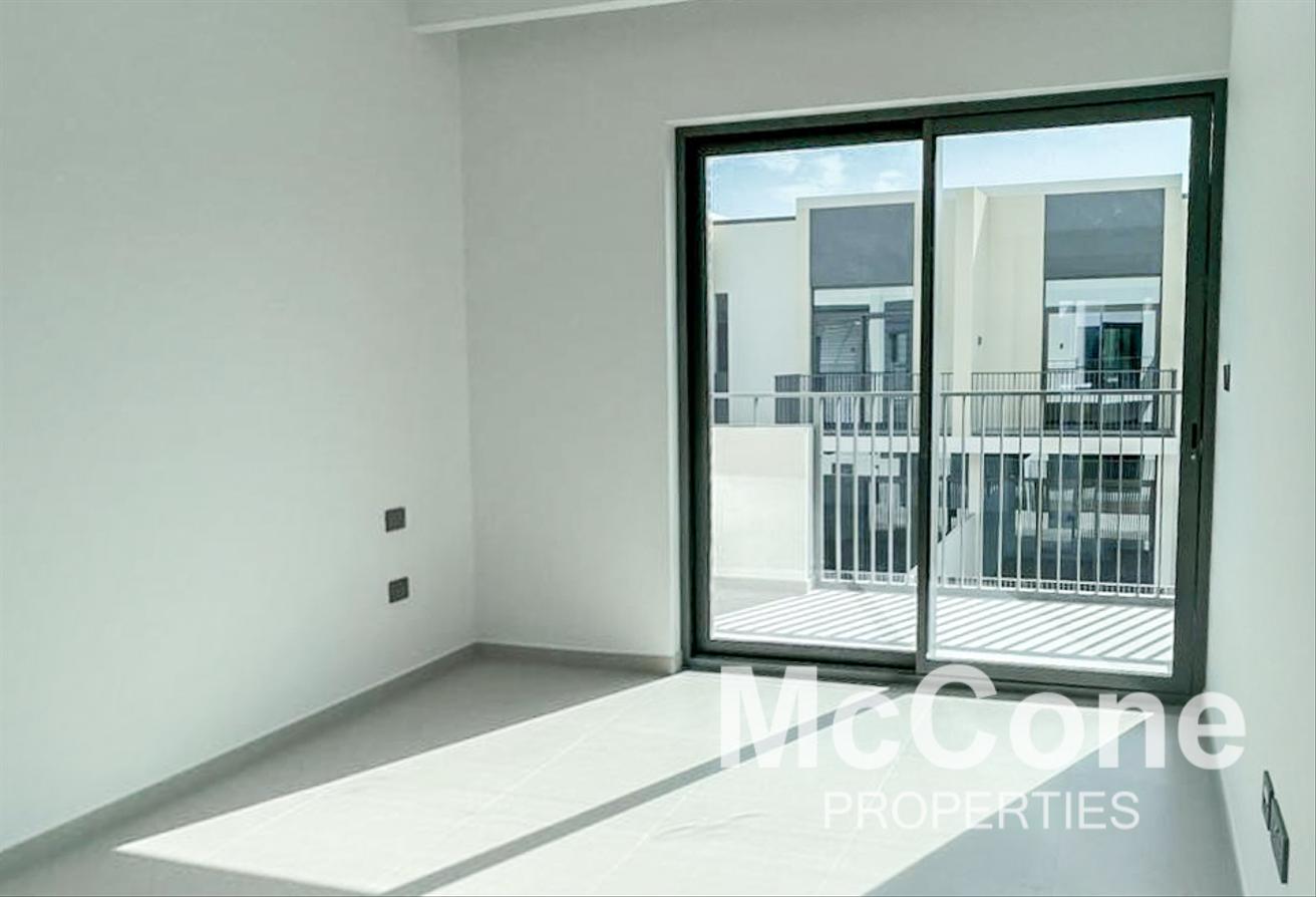 Vacant | Spacious Layout | Exclusive photo 6