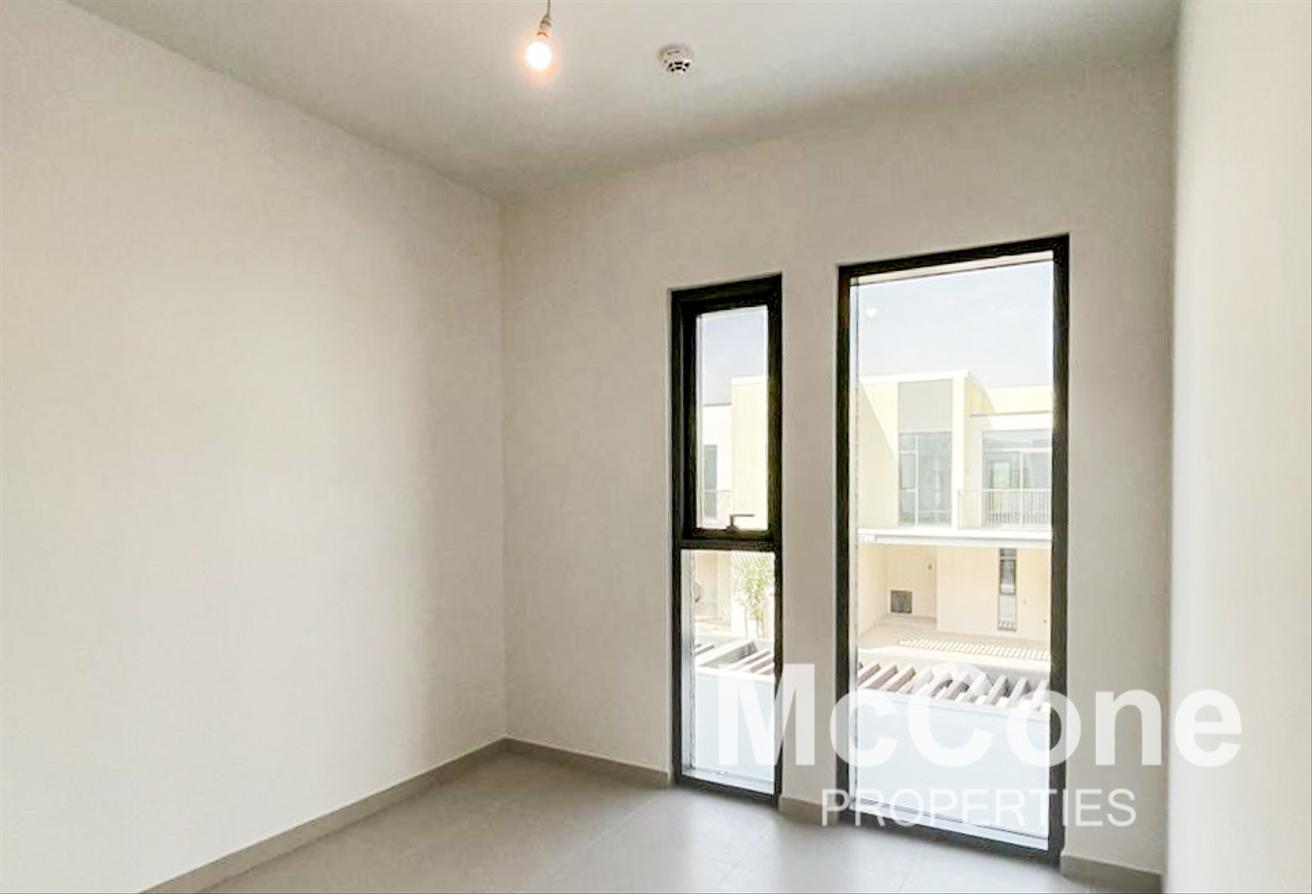 Vacant | Spacious Layout | Exclusive photo 5