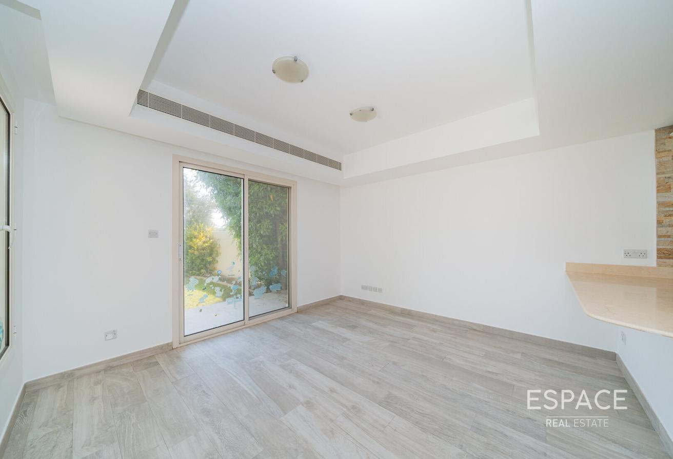 Upgraded | Lake View | 50m from Lakes Club | B End photo 12