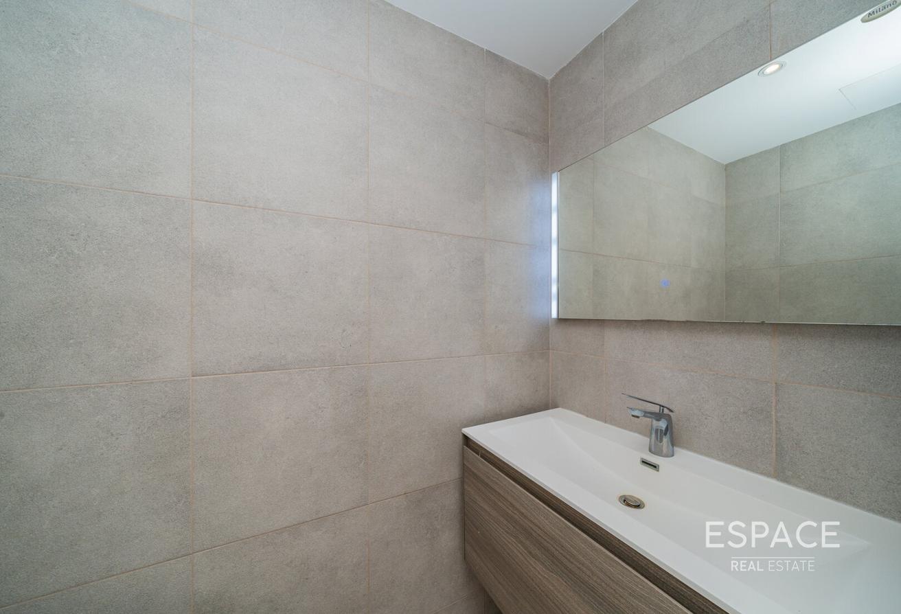Upgraded | Lake View | 50m from Lakes Club | B End photo 15