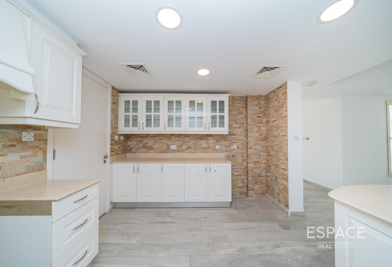 Upgraded | Lake View | 50m from Lakes Club | B End photo 13