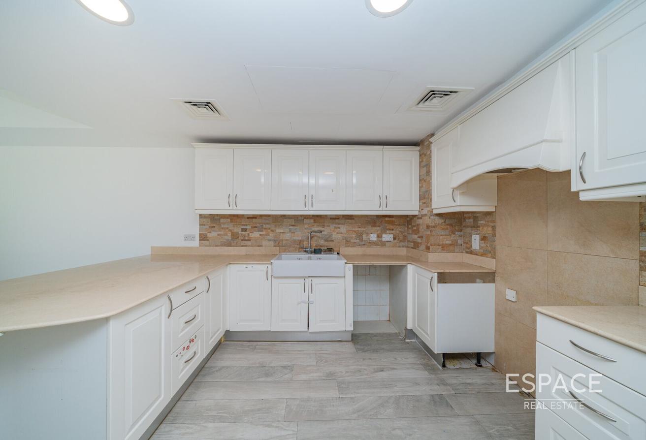 Upgraded | Lake View | 50m from Lakes Club | B End photo 6