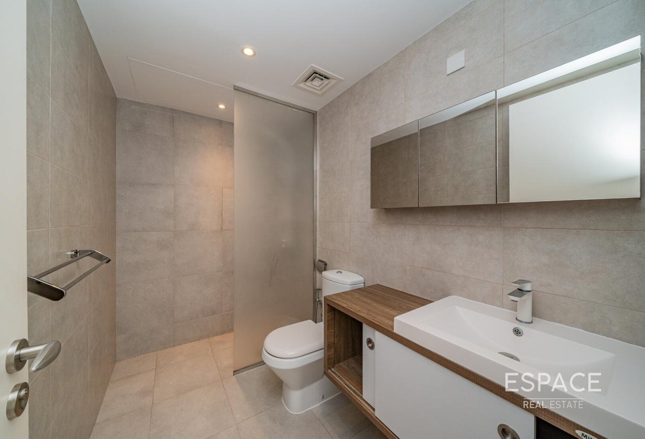 Upgraded | Lake View | 50m from Lakes Club | B End photo 4