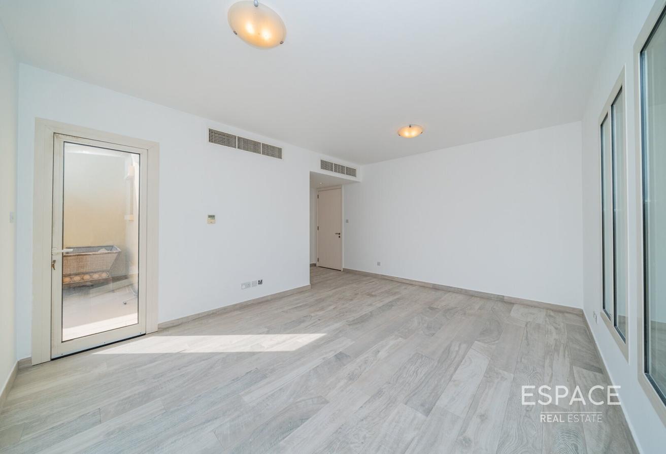 Upgraded | Lake View | 50m from Lakes Club | B End photo 19