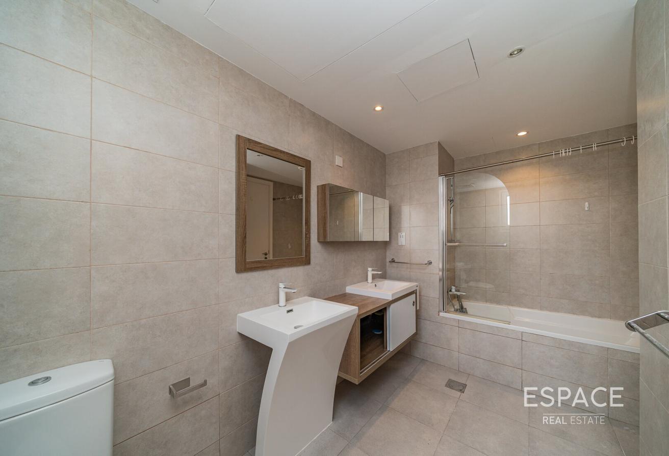 Upgraded | Lake View | 50m from Lakes Club | B End photo 7