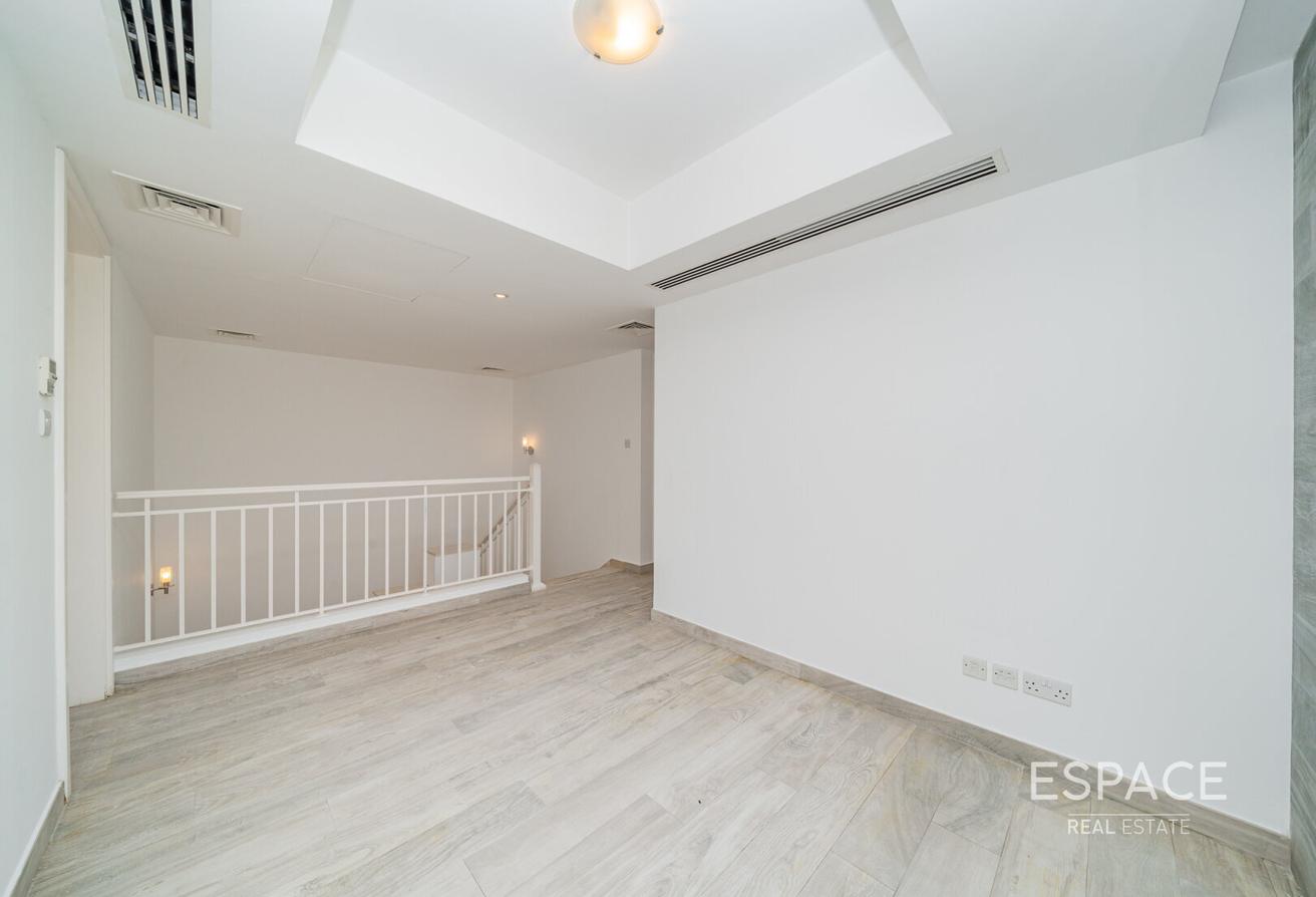 Upgraded | Lake View | 50m from Lakes Club | B End photo 16