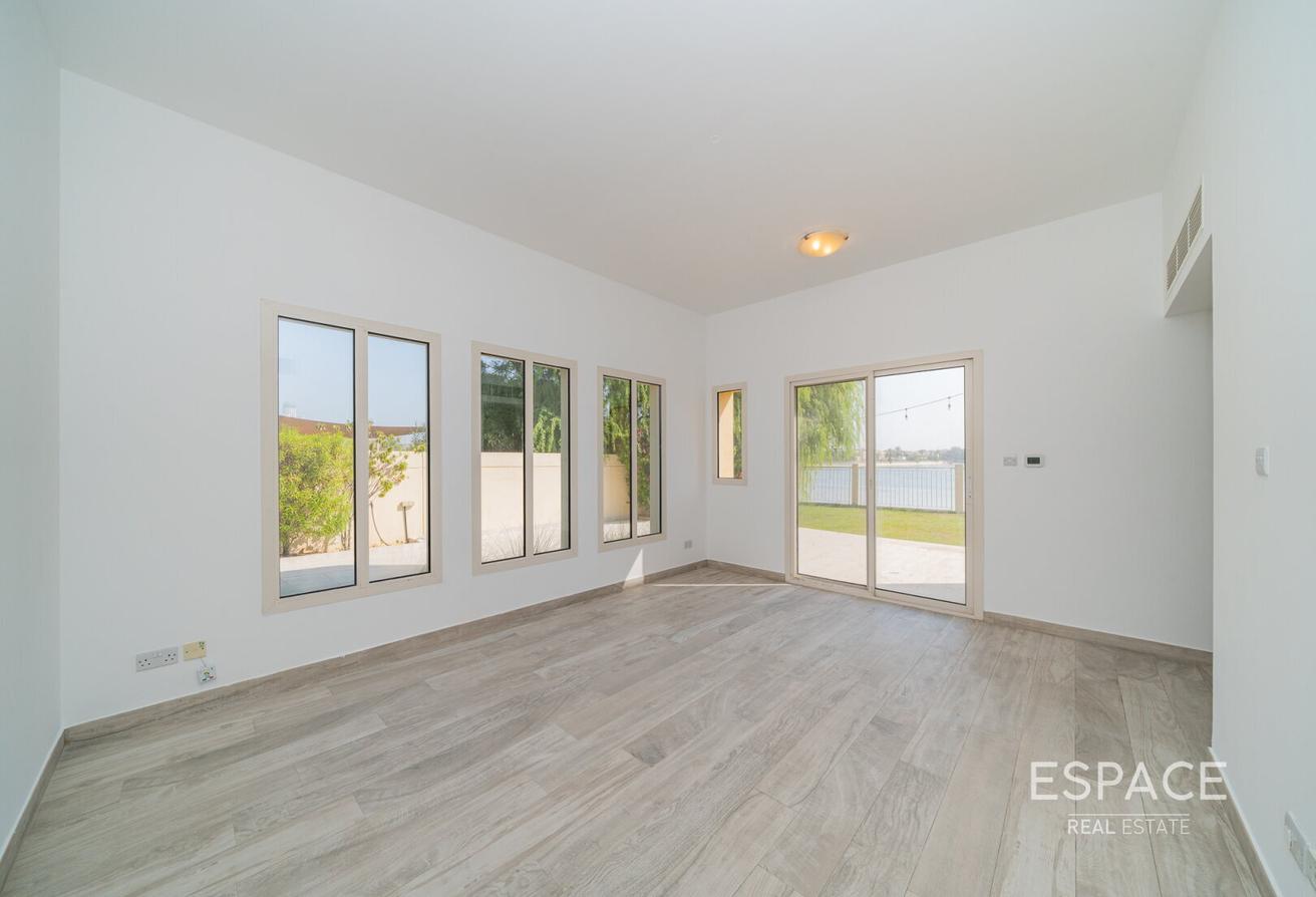 Upgraded | Lake View | 50m from Lakes Club | B End photo 10