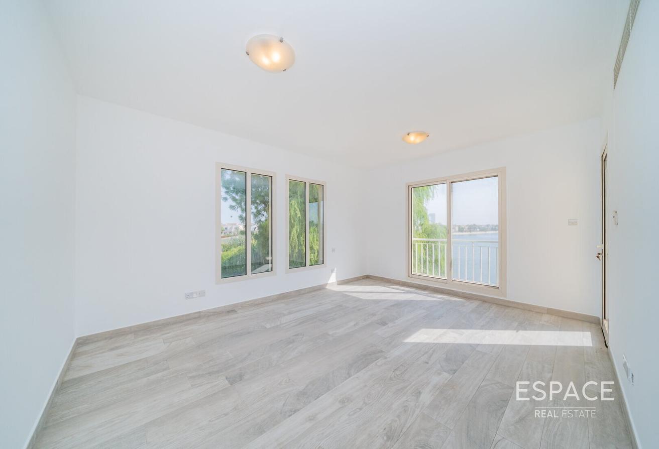 Upgraded | Lake View | 50m from Lakes Club | B End photo 18