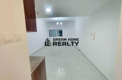 Apartment - Studio - 1 Bathroom for rent in Al Khan - Sharjah