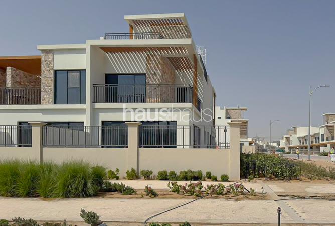 Single Row | Prime Location | Handing Over