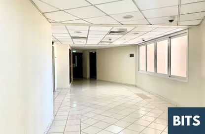 شقة - غرفة نوم - 2 حمامات للايجار في مبنى بي02 - طراز فرنسي - المدينة العالمية - دبي