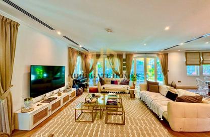 Villa - 5 - 6 for sale in Jumeirah Park - Dubai