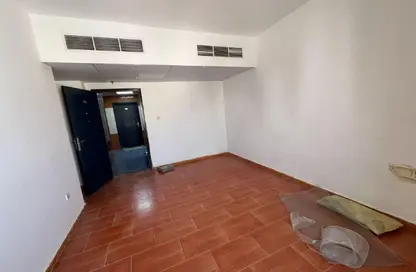 شقة - 2 غرف نوم - 1 حمام للايجار في النباعة - الشارقة